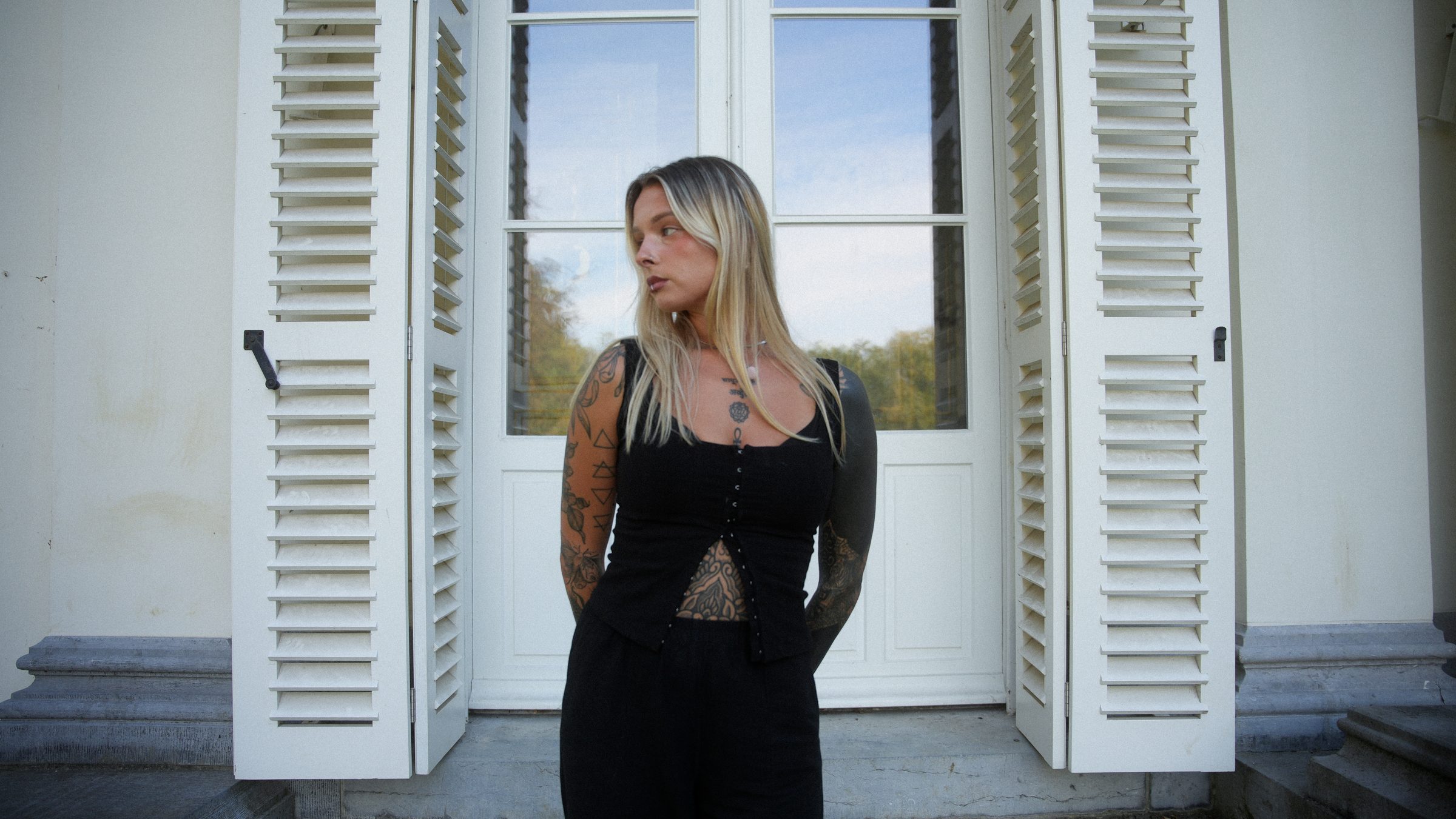 Ashley voor de witte luiken