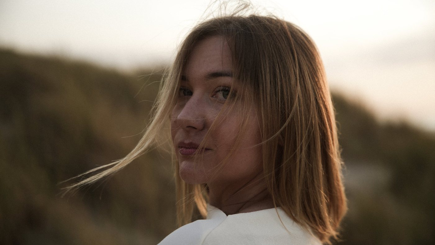 Portret in de duinen bij zonsondergang