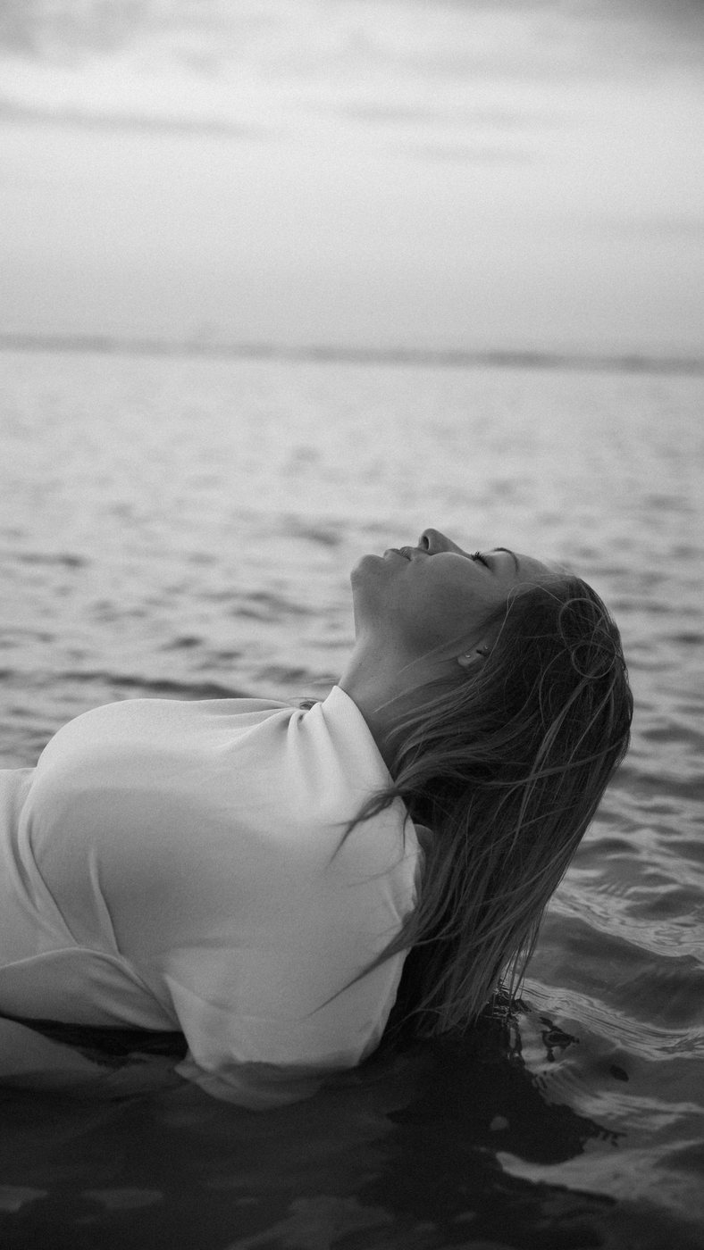 Liggend in het water, zwart-wit